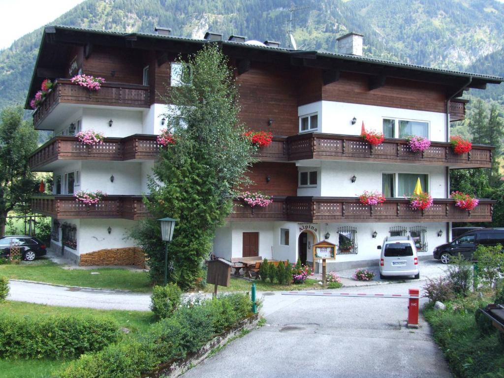 Апартаменты (Апартаменты с 1 спальней и балконом) апарт-отеля Appartementhaus Alpina, Бад-Хофгаштайн