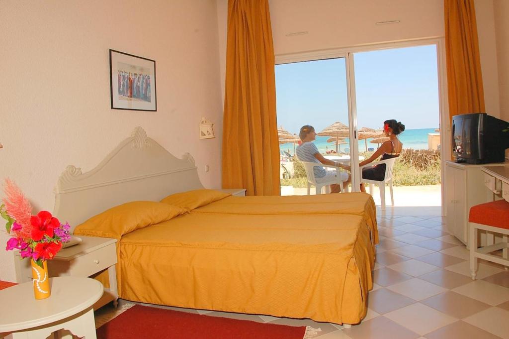 Двухместный (Стандартный двухместный номер с 1 кроватью или 2 отдельными кроватями и видом на море) отеля Zephir Hôtel & Spa, Зарзис