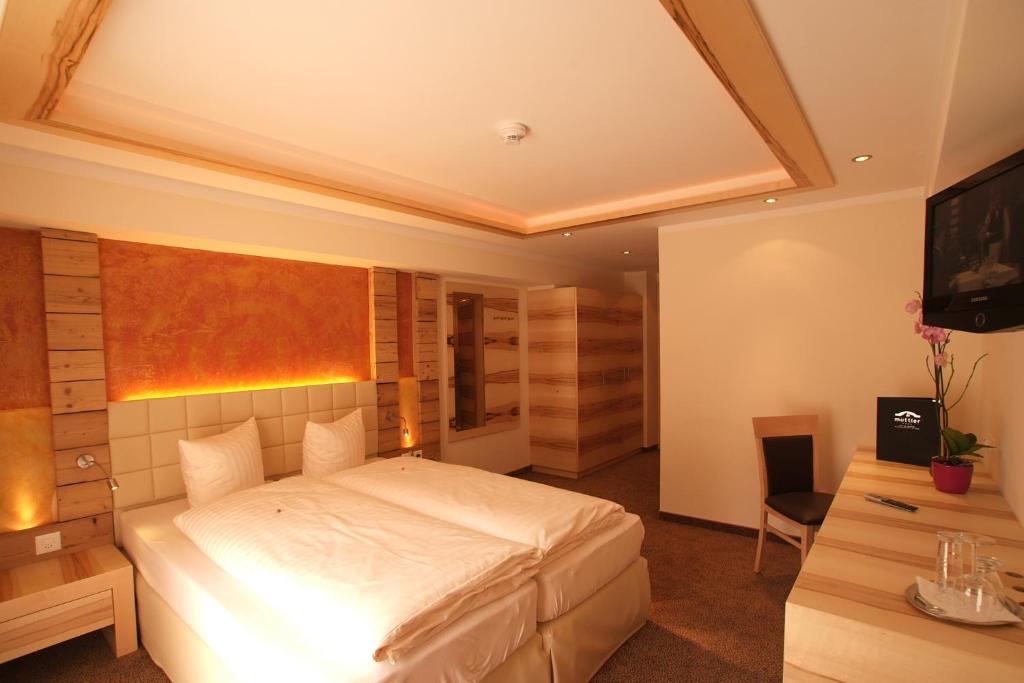 Двухместный (Улучшенный двухместный номер с 1 кроватью) отеля Hotel Garni Muttler Alpinresort & Spa, Замнаун