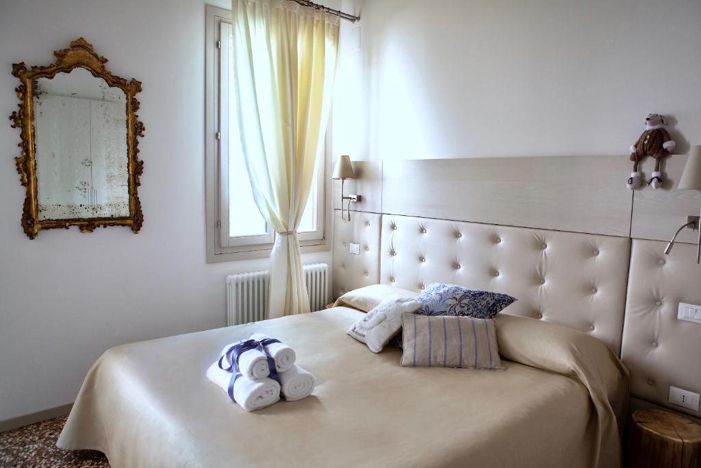 Двухместный (Двухместный номер с 1 кроватью или 2 отдельными кроватями и собственной ванной комнатой) отеля B&B Al Pozzo di Luce, Венеция