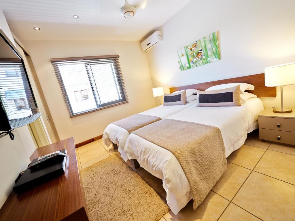 Сьюит (Улучшенный люкс с 2 спальнями) апартамента Bon Azur Beachfront Suites & Penthouses by LOV, Тру-о-Биш