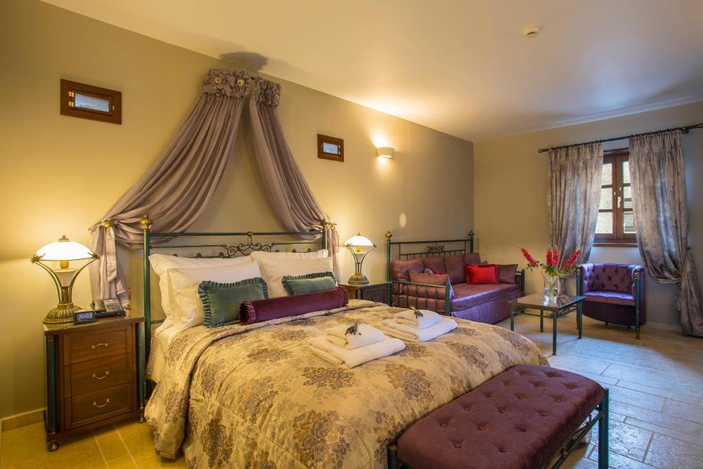 Двухместный (Двухместный номер Делюкс с 1 кроватью (для 2 взрослых и 1 ребенка)) отеля Mystras Grand Palace Resort, Спарта
