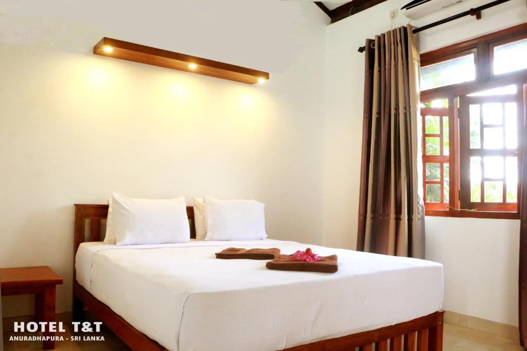Двухместный (Двухместный номер Делюкс с 1 кроватью и балконом) отеля Hotel T & T, Анурадхапура