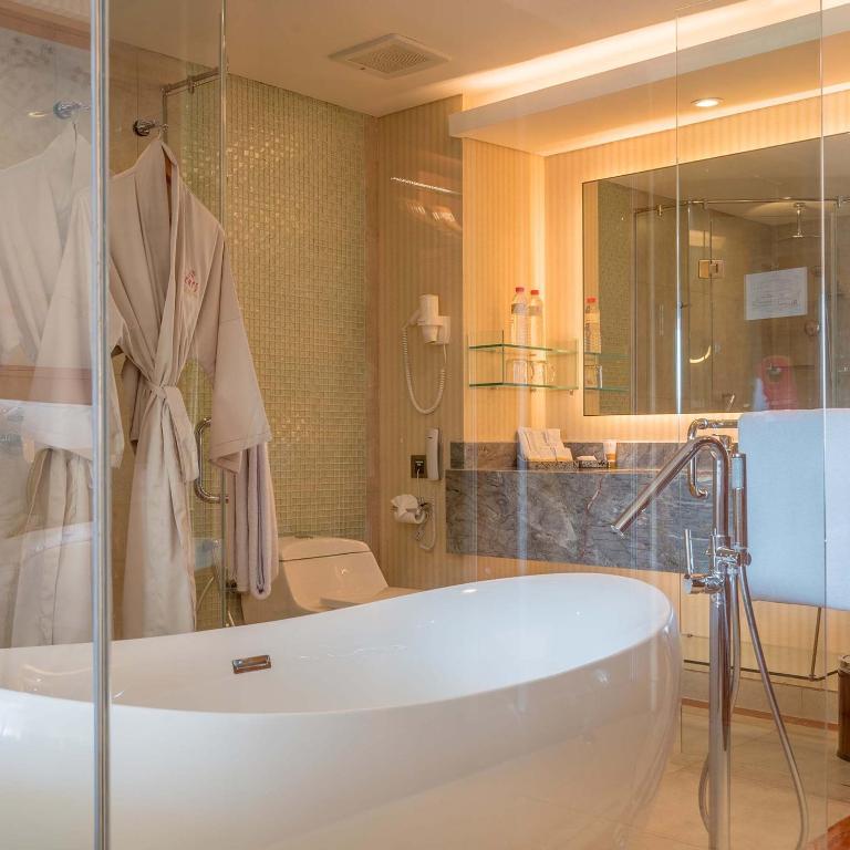 Двухместный (Двухместный номер Делюкс «Премиум» с 2 отдельными кроватями, посещение бассейна и ванны на открытом воздухе) курортного отеля SereS Springs Resort, Убуд
