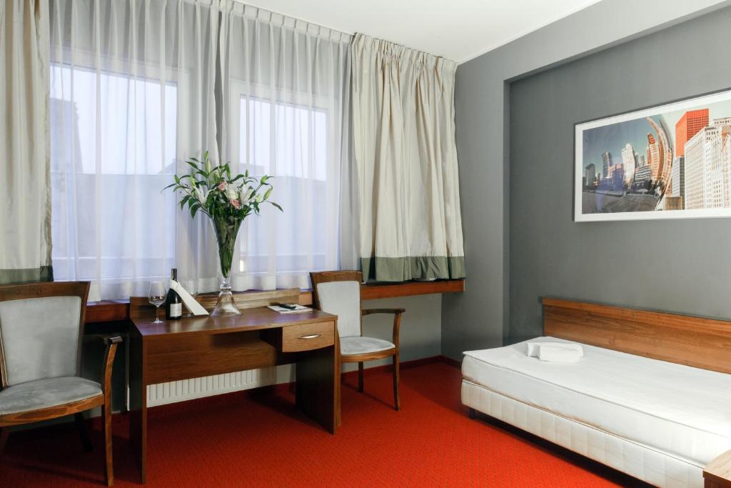 Двухместный (Двухместный номер с 2 отдельными кроватями) отеля M Hotel, Лодзь
