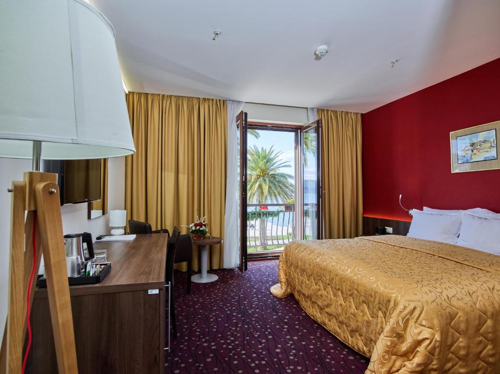 Двухместный (Двухместный номер с 1 кроватью или 2 отдельными кроватями и видом на море) отеля Hotel Pine, Тиват
