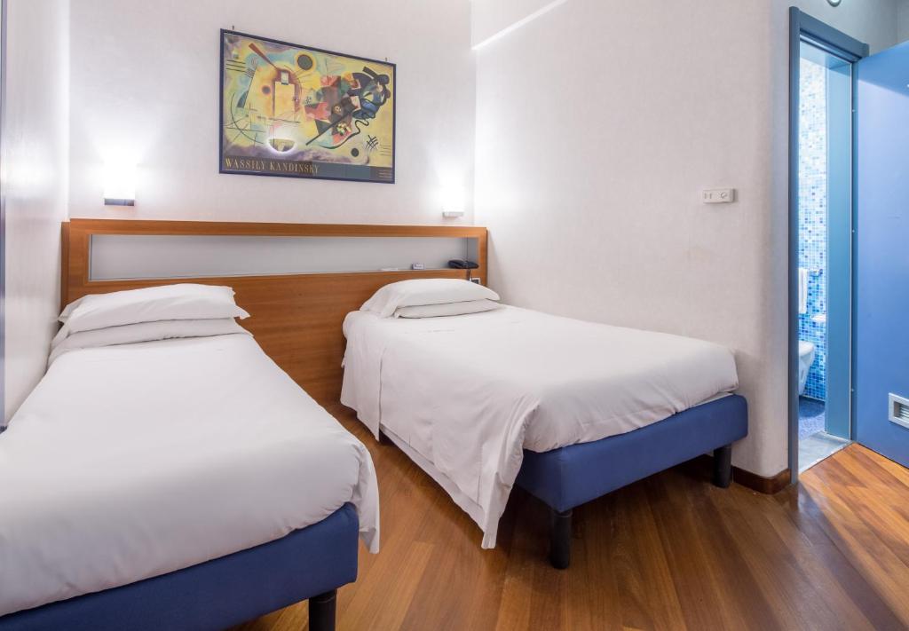 Двухместный (Улучшенный двухместный номер с 2 отдельными кроватями) отеля Best Western Hotel Plaza, Неаполь