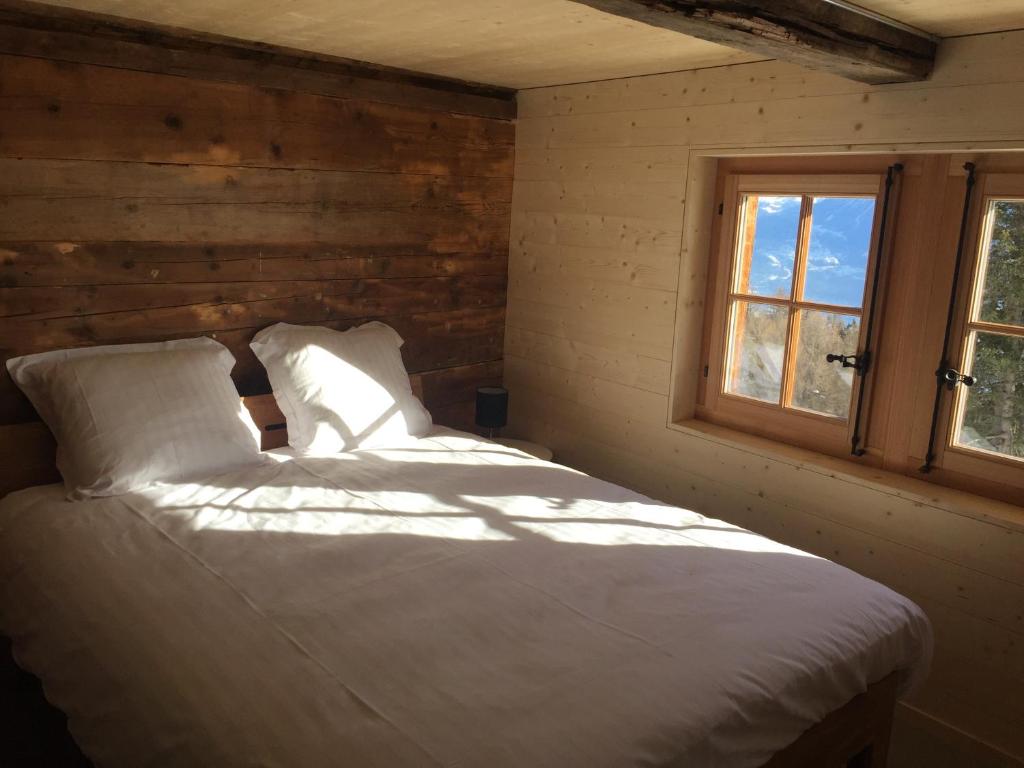 Двухместный (Двухместный номер с 1 кроватью и видом на горы) отеля Le Mayen de Colombire, Кран-Монтана