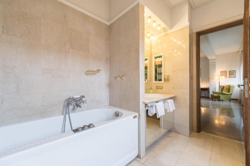 Двухместный (Улучшенный двухместный номер с 1 кроватью и ванной) отеля Cristina Rossi Bed&Breakfast, Болонья