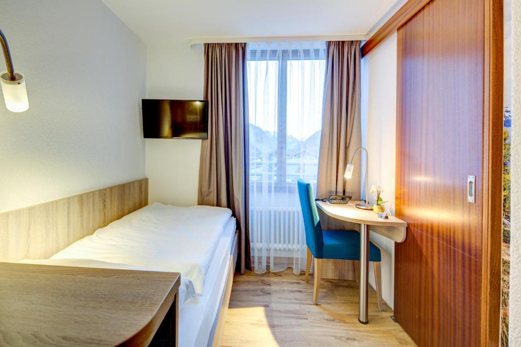 Одноместный (Одноместный номер) отеля Swiss Budget Alpenhotel, Теш