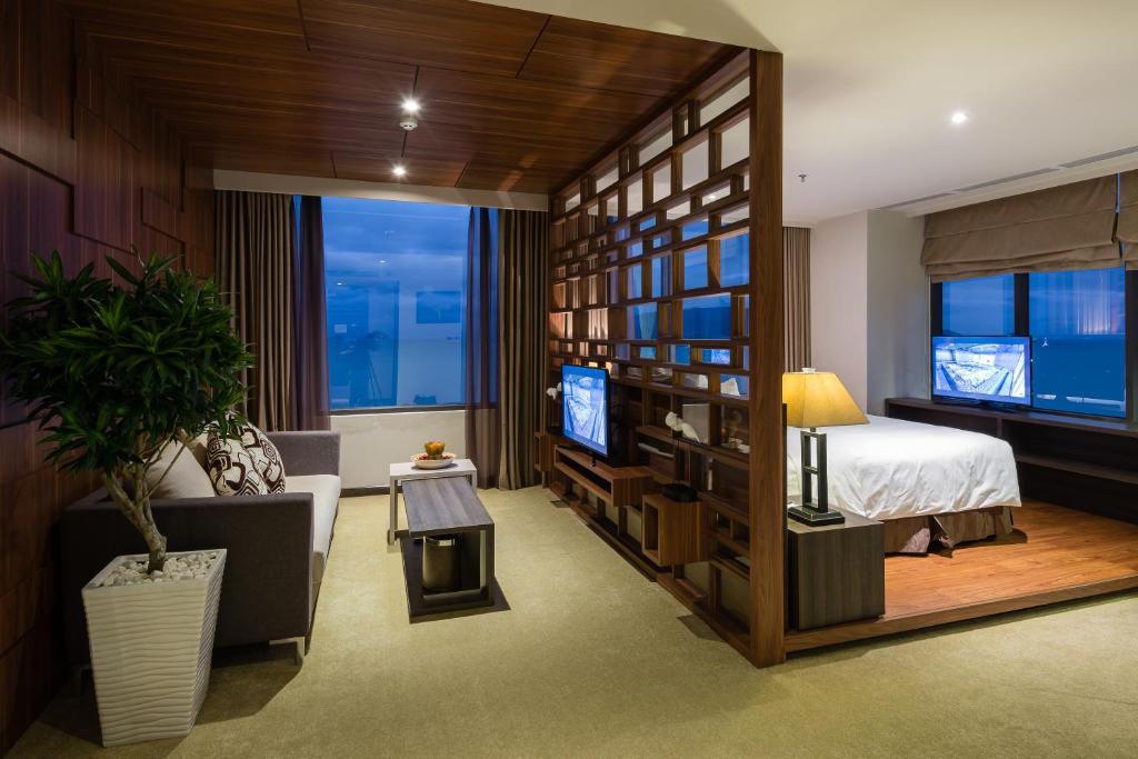 Сьюит (Люкс с кроватью размера «king-size») отеля Alana Nha Trang Beach Hotel, Нячанг