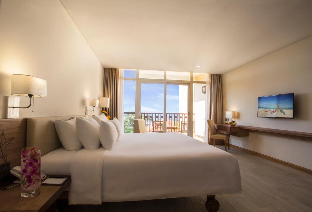 Сьюит (Premium Suite with Balcony - Garden View), Centara Sandy Beach Resort Danang