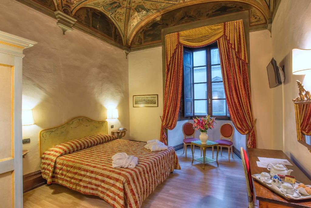 Двухместный (Улучшенный двухместный номер с 1 кроватью или 2 отдельными кроватями) отеля Hotel Paris, Флоренция
