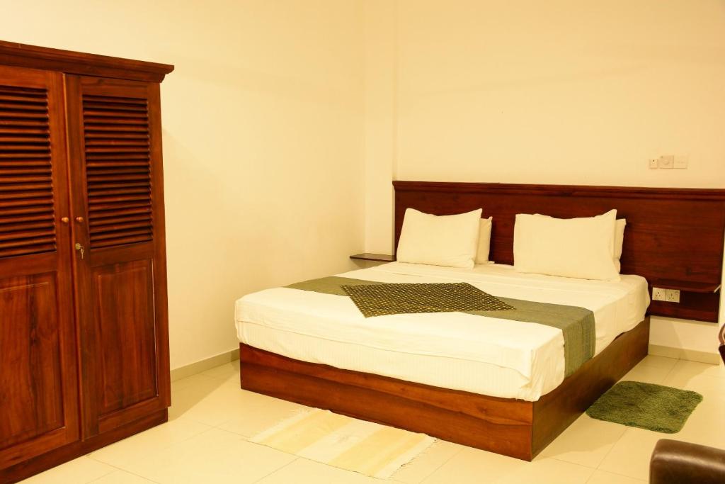 Трехместный (Двухместный номер Делюкс с 1 кроватью) отеля Ranmal Beach Hotel, Хиккадува