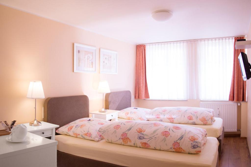 Двухместный (Улучшенный двухместный номер с 1 кроватью или 2 отдельными кроватями) отеля Barcelona Bed & Breakfast, Дюссельдорф