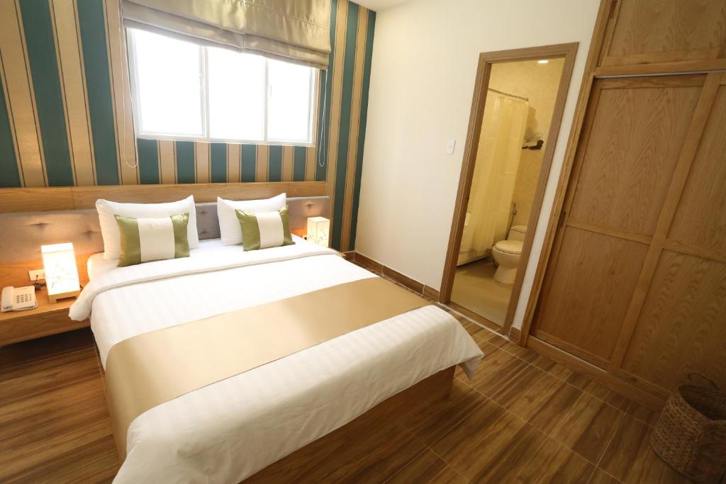 Двухместный (Улучшенный двухместный номер с 1 кроватью) отеля Thuy Sakura Hotel, Хошимин