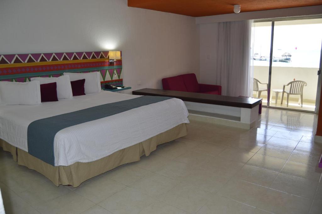 Сьюит (Полулюкс с видом на море) курортного отеля All Ritmo Cancun Resort & Water Park, Канкун