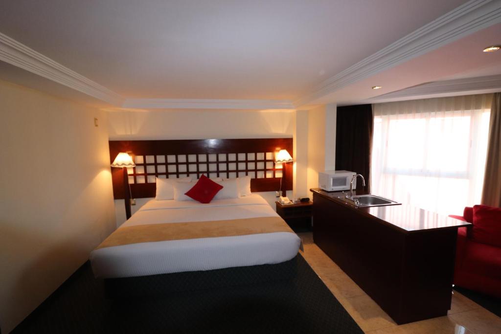 Сьюит (Люкс с кроватью размера «king-size») отеля Best Western Toluca, Толука-де-Лердо