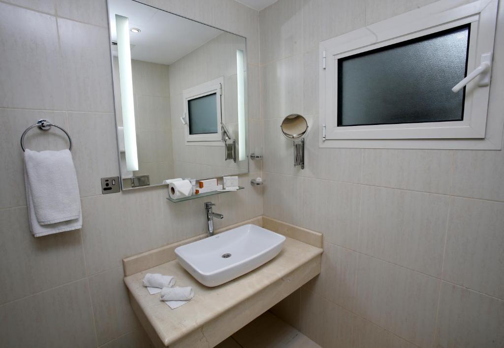 Сьюит (Представительский двухместный люкс с 2 отдельными кроватями) отеля Rawda Hotel, Доха
