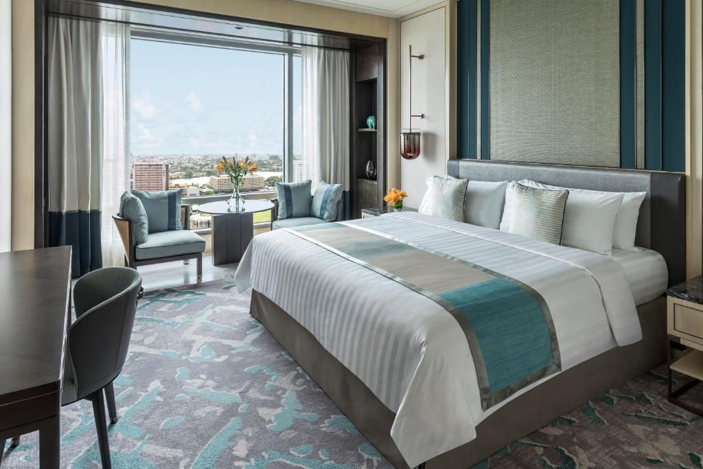 Двухместный (Люкс-предложение: номер Делюкс с кроватью размера «king-size» и видом на озеро - Бесплатное повышение категории номера до люкса или апартаменто) отеля Shangri-La Hotel Colombo, Коломбо