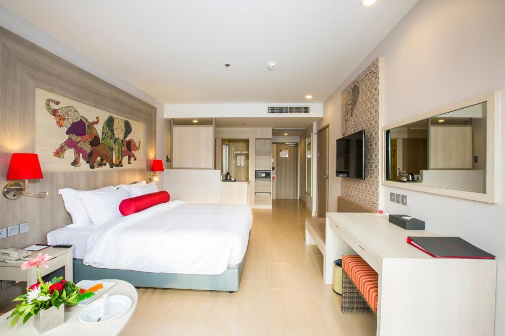 Двухместный (Двухместный номер Делюкс с 1 кроватью или 2 отдельными кроватями и балконом) отеля Ramada Phuket Deevana Patong, Пхукет