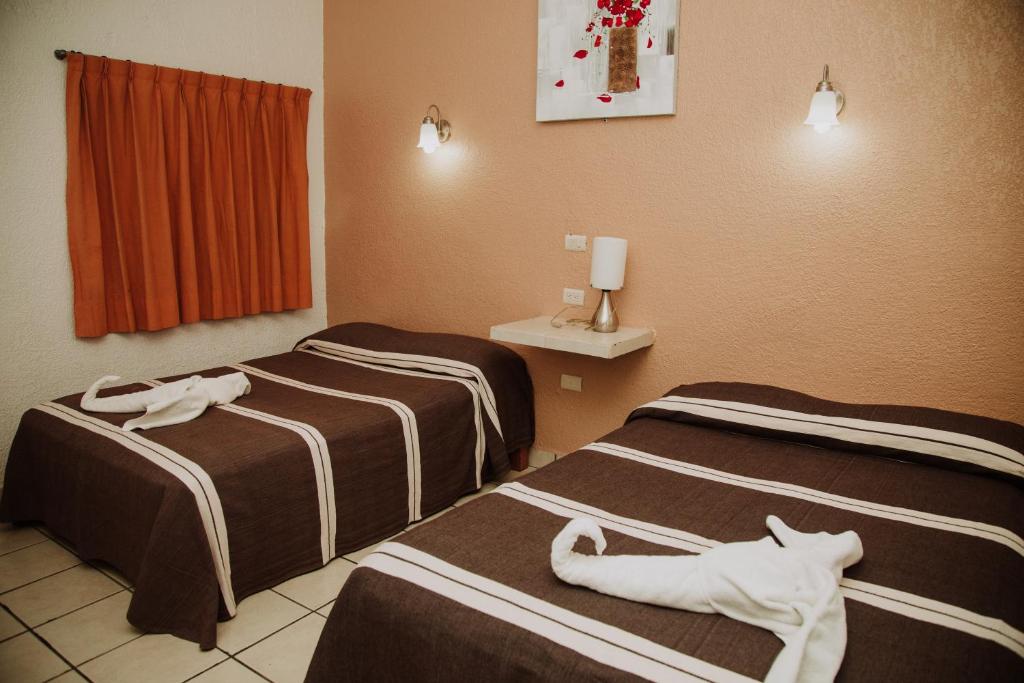 Четырехместный (Улучшенный двухместный номер с 2 двуспальными кроватями) отеля Hotel Cervantino, Тапачула