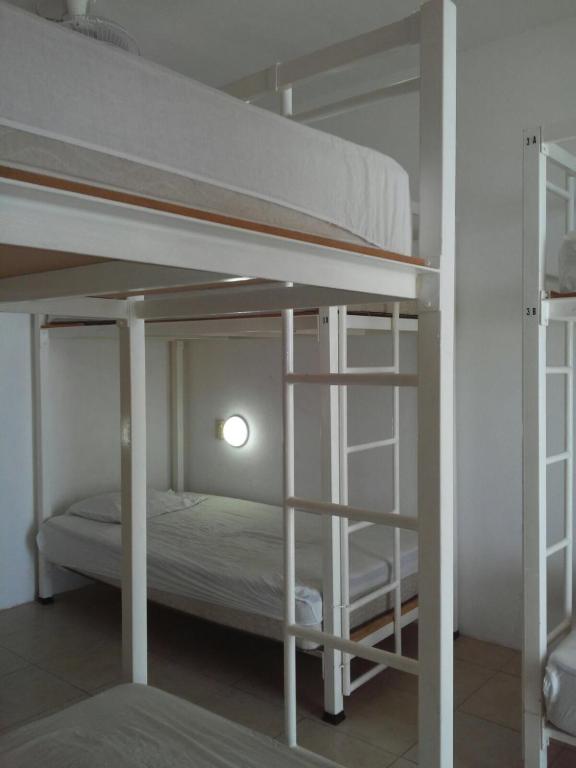 Номер (Односпальная кровать в общем номере с 10 кроватями) хостела Grand Hostal Playa, Плая-дель-Кармен