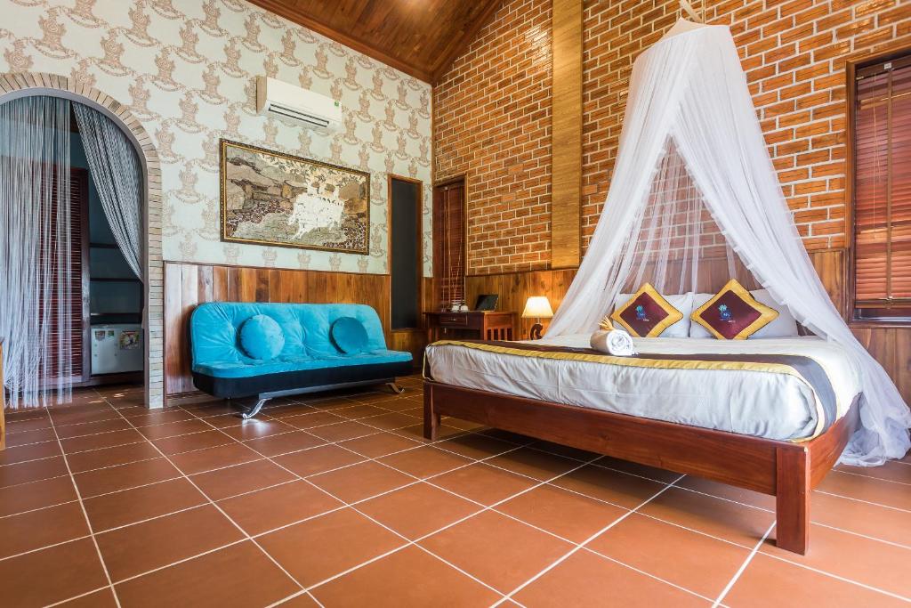 Номер (Бунгало с видом на бассейн и кроватью размера «king-size») отеля Cottage Village, Дуонг-Донг