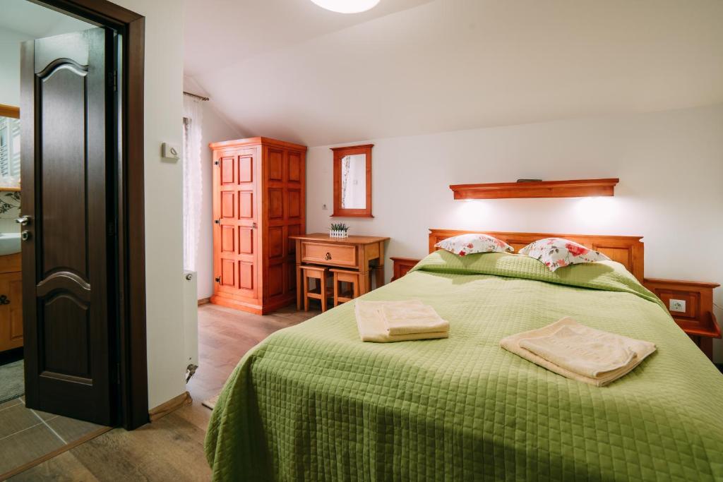 Двухместный (Улучшенный двухместный номер с 1 кроватью) гостевого дома Pension La Roata, Гура-Гуморулуй