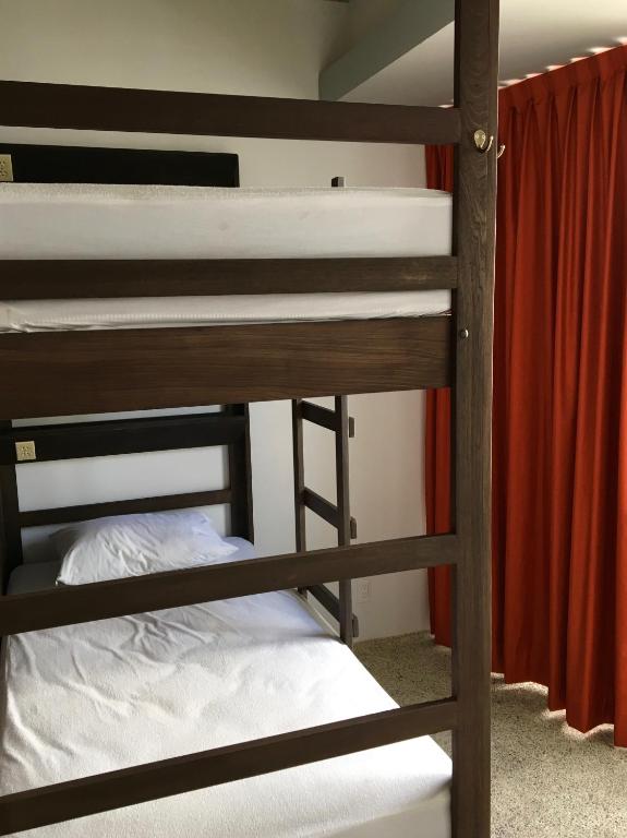 Номер (Single Bed in 8-Bed Dormitory Room - Frida), Los Muertos Hostal