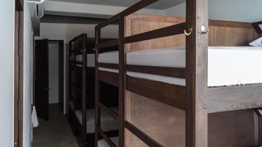 Номер (Single Bed in 8-Bed Dormitory Room - Frida) хостела Los Muertos Hostal, Пуэрто-Вальярта
