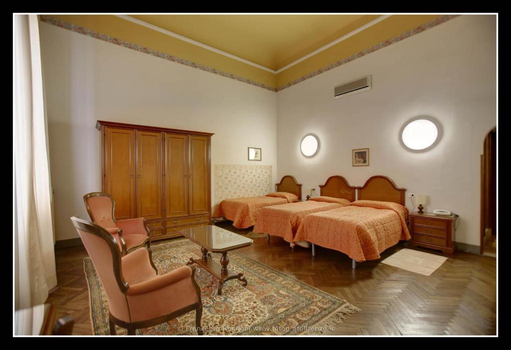 Трехместный (Улучшенный трехместный номер с видом на сад) отеля Hotel Ariele, Флоренция