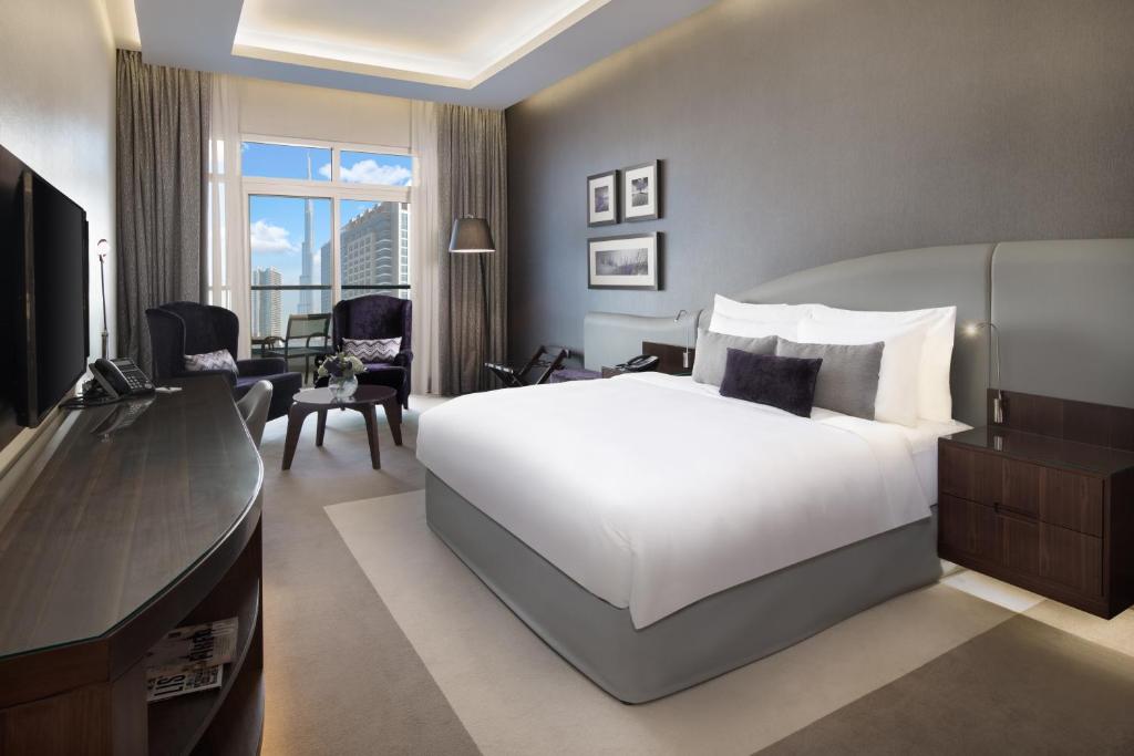 Двухместный (Номер «Премиум» с балконом, вид на небоскреб «Бурдж-Халифа») отеля Radisson Blu Hotel, Dubai Waterfront, Дубай