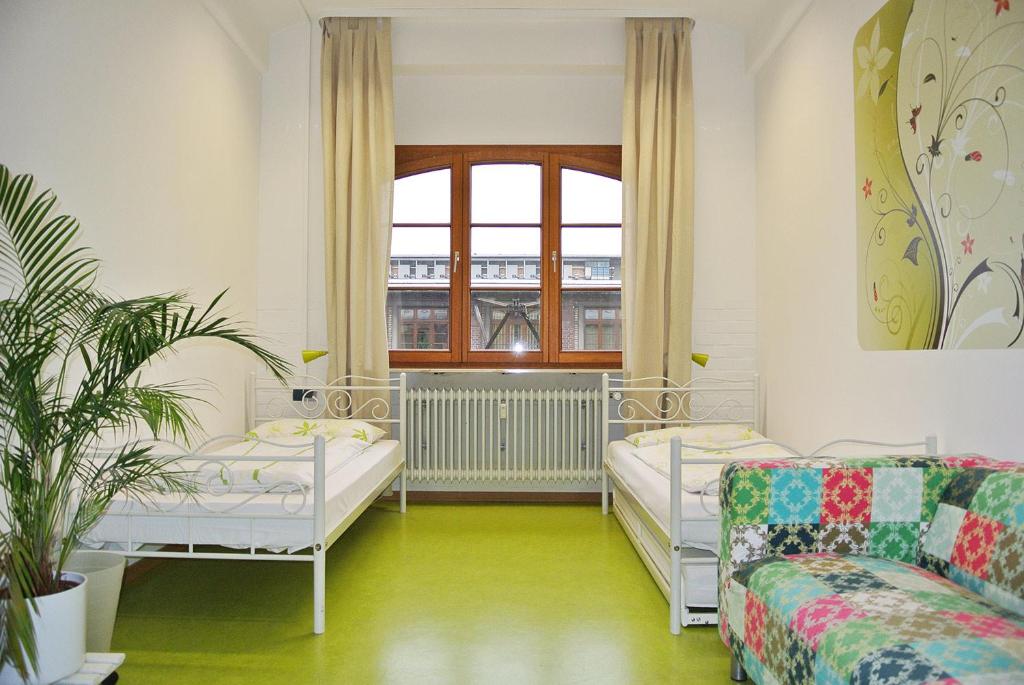 Двухместный (Двухместный номер с 2 отдельными кроватями и общей ванной комнатой) хостела Steffis Hostel Heidelberg, Гейдельберг