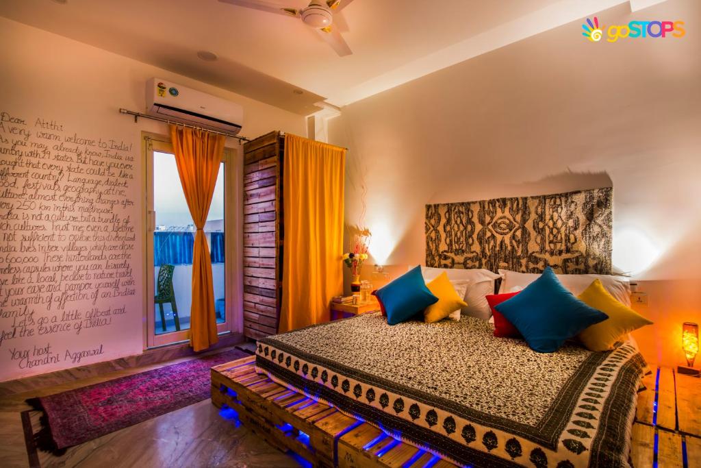 Двухместный (Двухместный номер с 1 кроватью и собственной ванной комнатой) хостела goStops Agra (Stops Hostel Agra), Агра