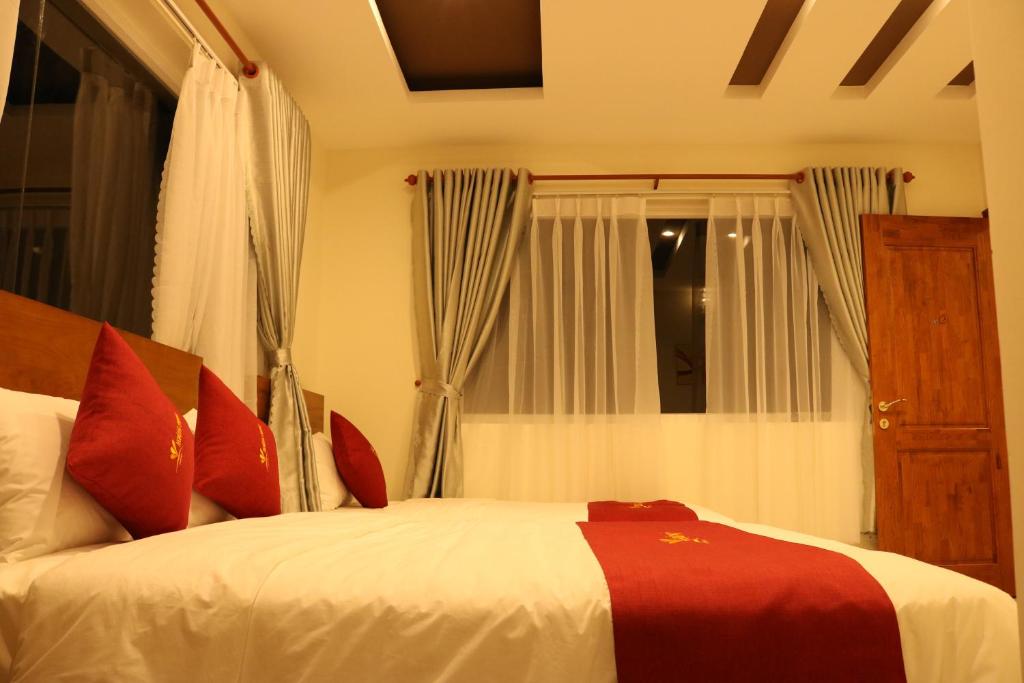 Трехместный (Улучшенный трехместный номер) отеля Hoang Phuc Hotel, Хошимин