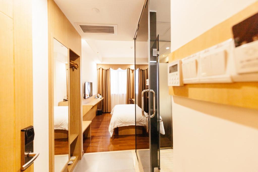 Двухместный (Номер Делюкс с кроватью размера «queen-size») отеля T Social Hotel, Гуанчжоу