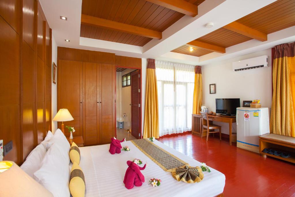 Номер (Улучшенный коттедж) курортного отеля P.P. Erawan Palms Resort, Пхи-Пхи