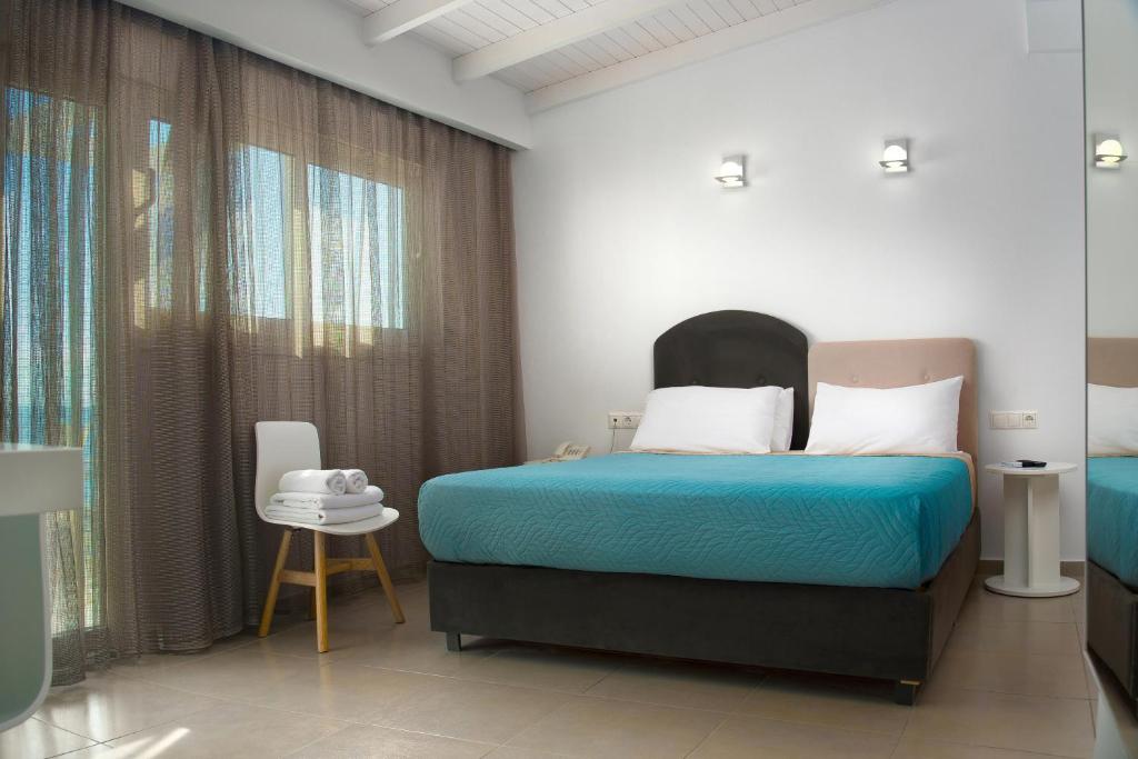 Двухместный (Улучшенный двухместный номер с 1 кроватью и видом на море) отеля Coral Boutique Hotel, Иерапетра