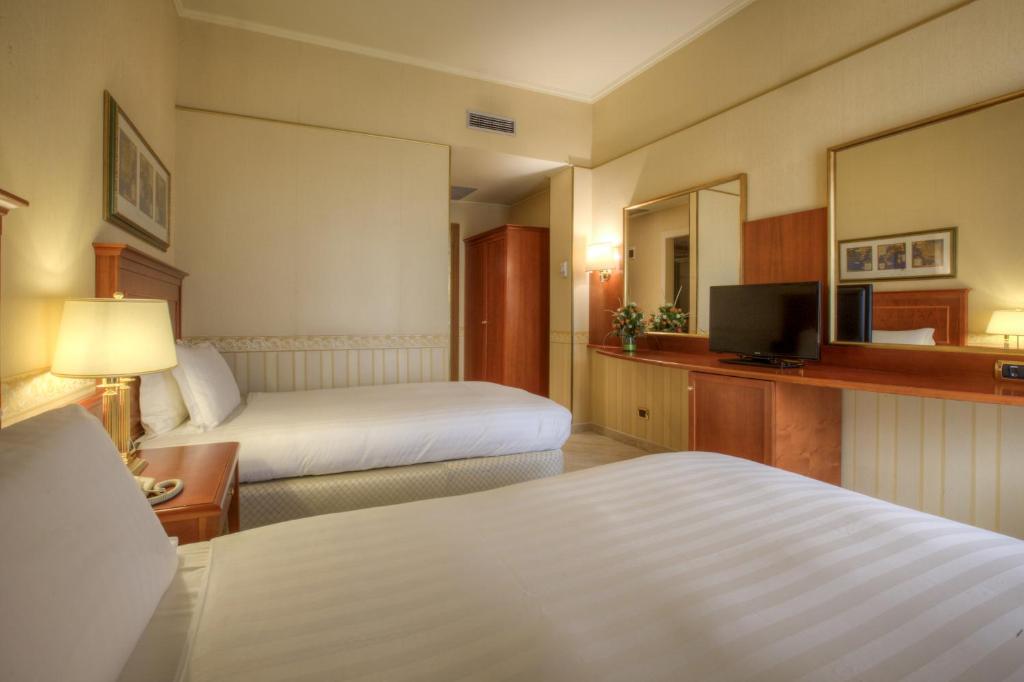 Двухместный (Улучшенный двухместный номер с 2 отдельными кроватями и балконом) отеля Holiday Inn Rimini Imperiale, Римини