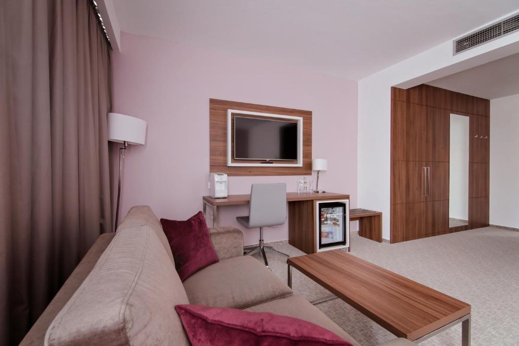 Сьюит (Люкс с кроватью размера «king-size» - Для некурящих) отеля Ramada Plaza Craiova, Крайова