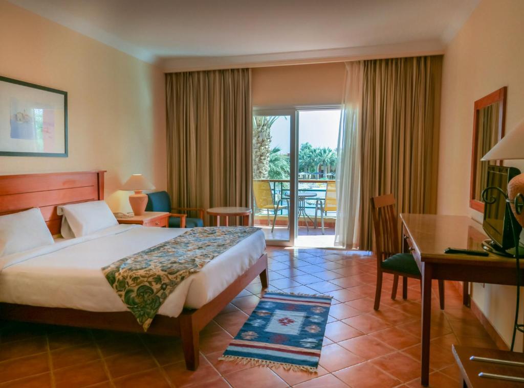 Двухместный (Стандартный двухместный номер с 1 кроватью и видом на сад) курортного отеля Magic Tulip Beach Resort & Spa, Абу-Дабаб