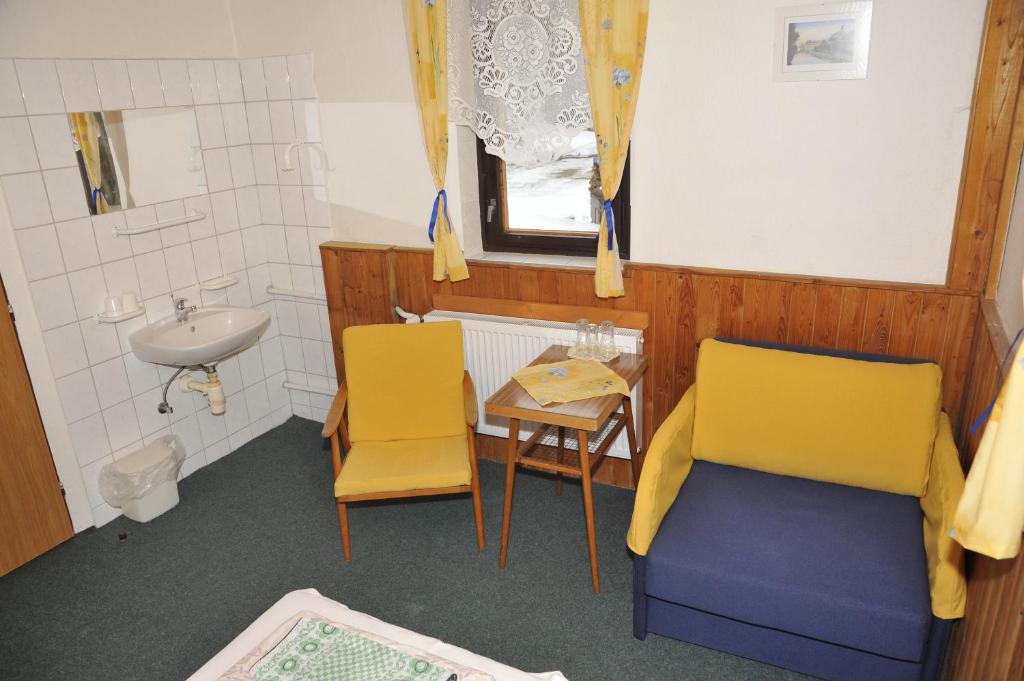 Трехместный (Трехместный номер с общей ванной комнатой) гостевого дома Na Krizovatce, Пец под Снежкой
