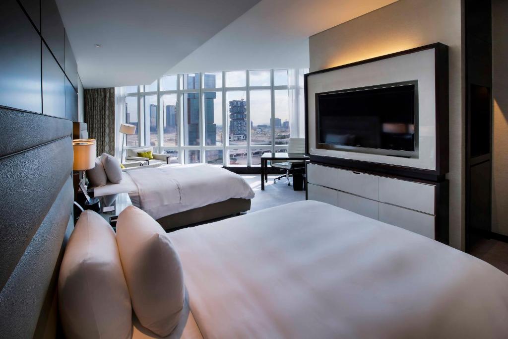 Двухместный (Двухместный номер с 2 отдельными кроватями и видом на город) отеля Rosewood Abu Dhabi, Абу-Даби