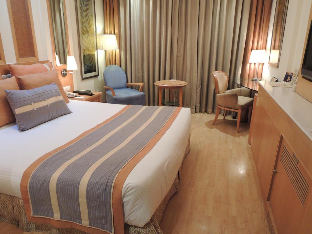 Двухместный (Номер Делюкс с кроватью размера «king-size», для курящих) отеля Dia Park Premier, Гургаон