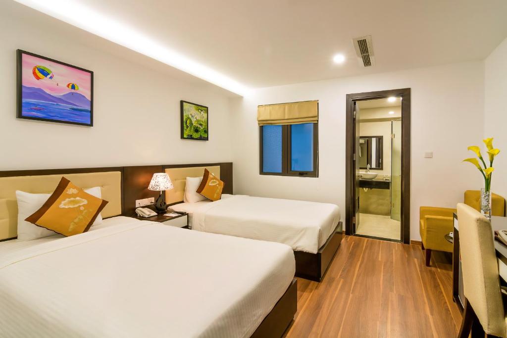 Двухместный (Улучшенный двухместный номер с 2 отдельными кроватями) отеля Dana Marina Hotel, Дананг