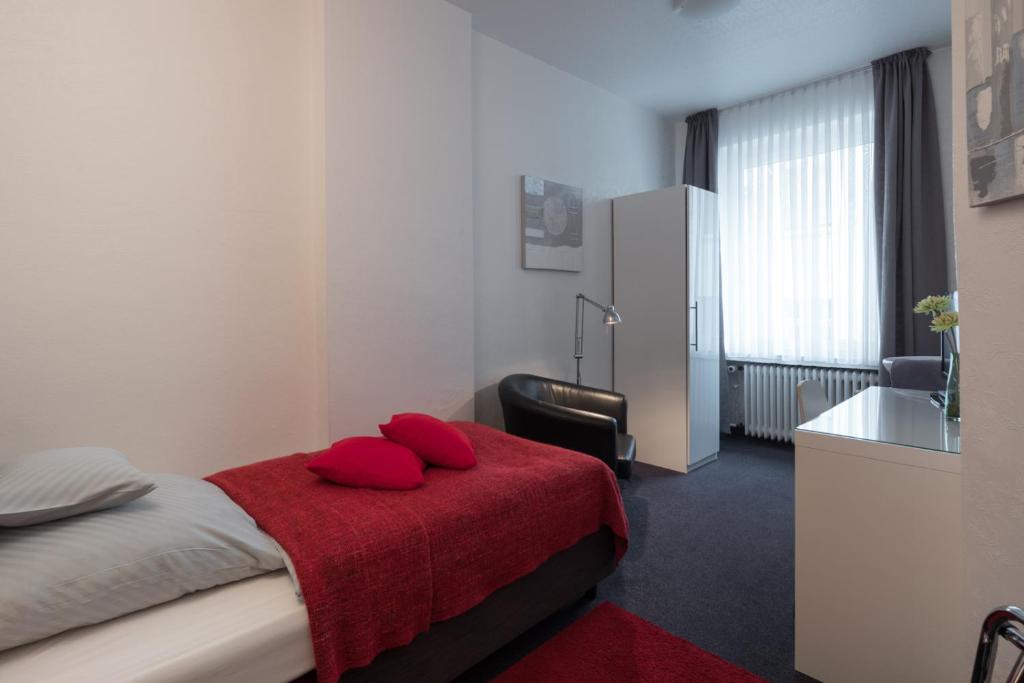 Одноместный (Одноместный номер с общей ванной комнатой и туалетом в коридоре) отеля Hotel Brandenburger Hof, Кельн