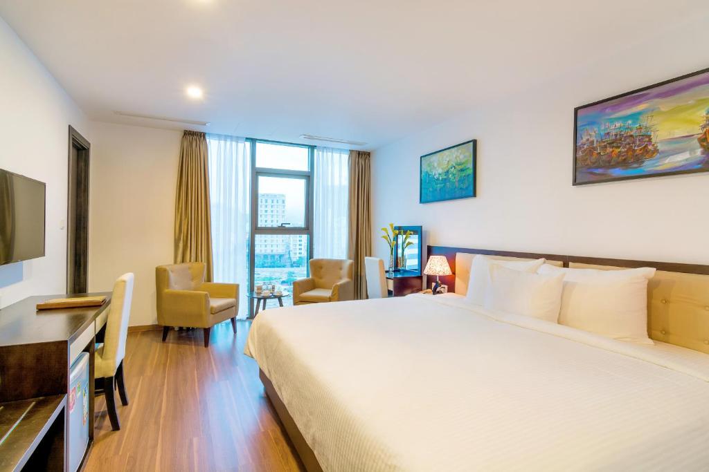 Двухместный (Premier King Room with Partial Sea View) отеля Dana Marina Hotel, Дананг