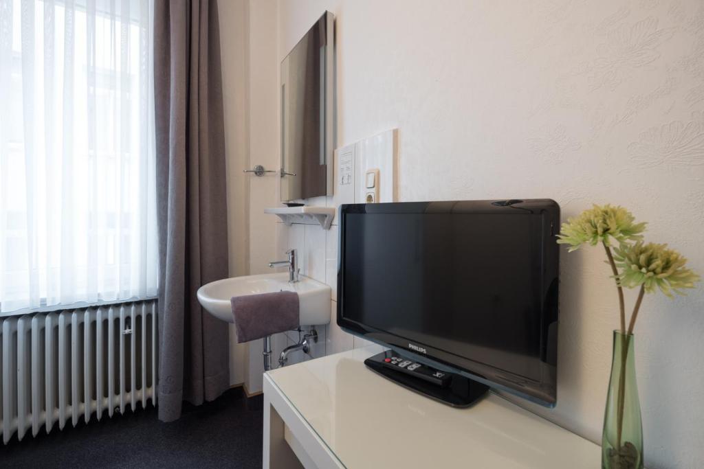 Двухместный (Двухместный номер с общей ванной комнатой и туалетом в коридоре) отеля Hotel Brandenburger Hof, Кельн