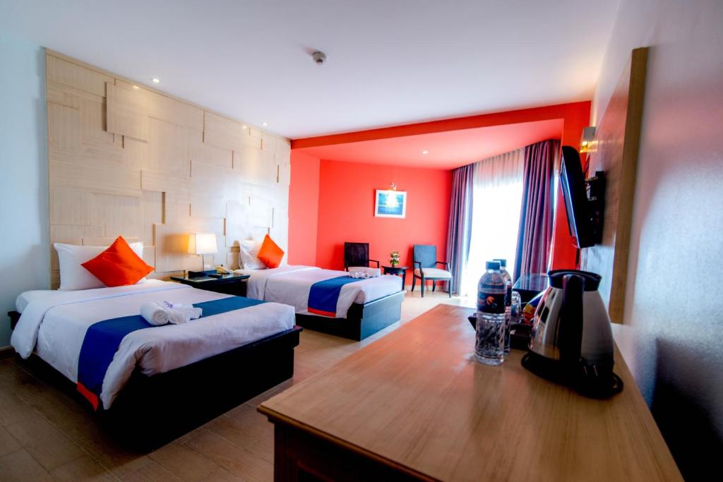 Двухместный (Улучшенный двухместный номер с 2 отдельными кроватями и видом на море) отеля Sea Breeze Jomtien Resort, Паттайя